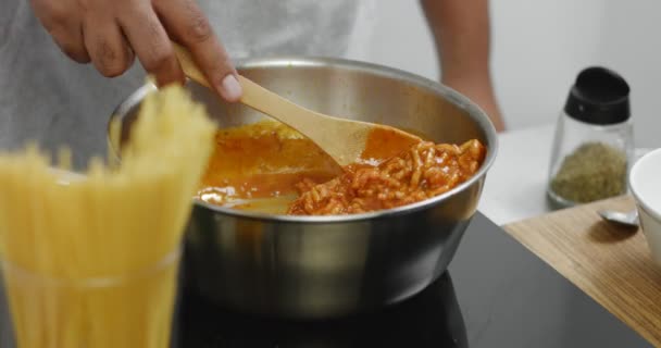Bolognese saus voor pasta koken — Stockvideo