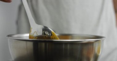 Çelik bir kasede sos domates karıştırma dayalı