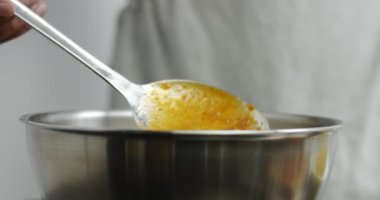 Çelik bir kasede sos domates karıştırma dayalı