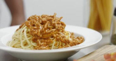 Beyaz bir tabak spagetti bolognese hizmet