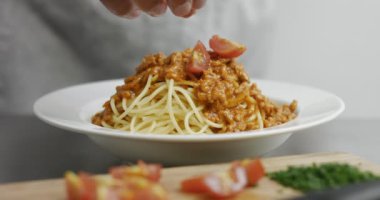 Beyaz bir tabak spagetti bolognese hizmet