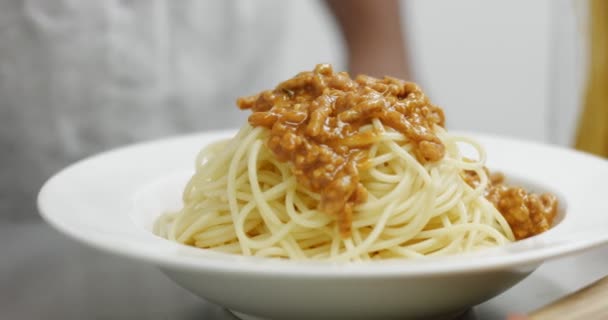 Подавать спагетти болоньезе на белой тарелке — стоковое видео