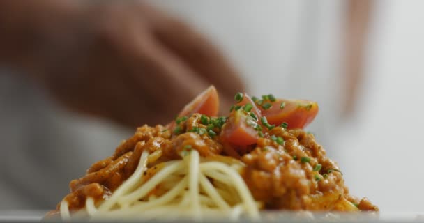 Serving spagetti bolognese on a white plate — Stock Video