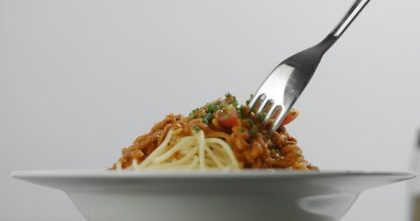 Вживання спагетті болоньєзе з виделкою — стокове відео