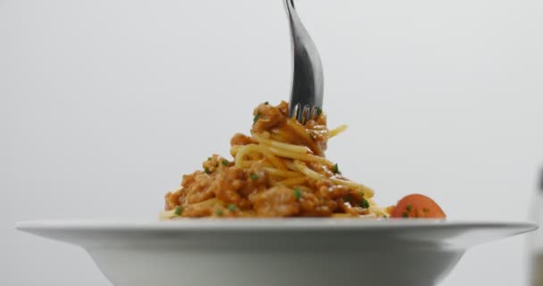 Äta spagetti bolognese med en gaffel — Stockvideo