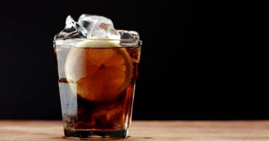 Kokteyl siyah izole cola ve limon dilimleri ile