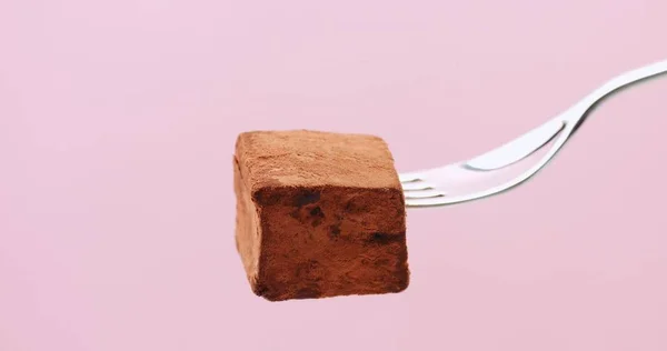 Truffel zoete op vork met een poeder cover — Stockfoto