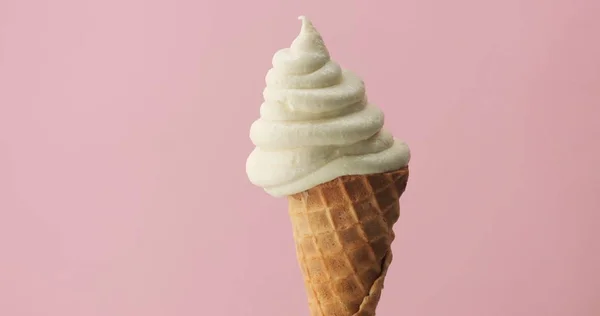 Zmrzlina na růžovém pozadí — Stock fotografie