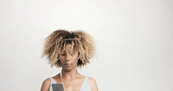 Femme noire avec bouclé afro hiar portrait — Photo