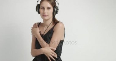 Sevimli kız iç çamaşırı kulaklık müzik dans
