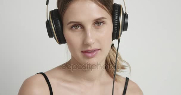 Hot girl in underwear and overhead headphones — Stock Video