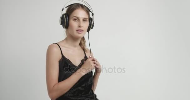 Hete meid in ondergoed en overhead hoofdtelefoon — Stockvideo