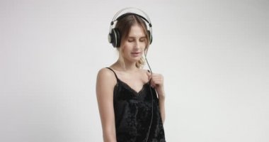 Çekici sarışın kız loungewear ve kulaklıklar