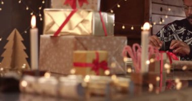 Kış kazak Noel hediyeleri ambalaj içinde şirin çift