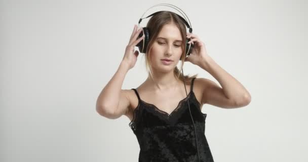 Menina quente em roupas íntimas e fones de ouvido suspensos — Vídeo de Stock