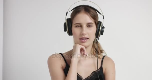 ヘッドフォンで、若い女性の肖像画 — ストック動画