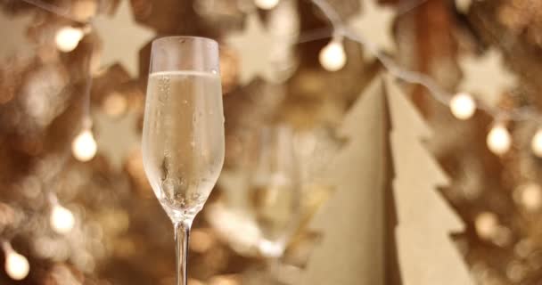 Champagne versé dans un verre avec des décorations de Noël — Video