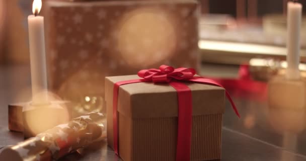 Рождественские подарки в коробках — стоковое видео