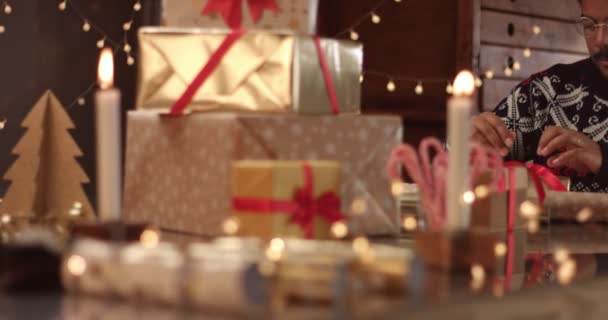 Schattig paar in winter truien inwikkeling Kerstcadeaus — Stockvideo