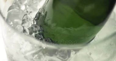 Bir şişe köpüklü şarap buz alarak