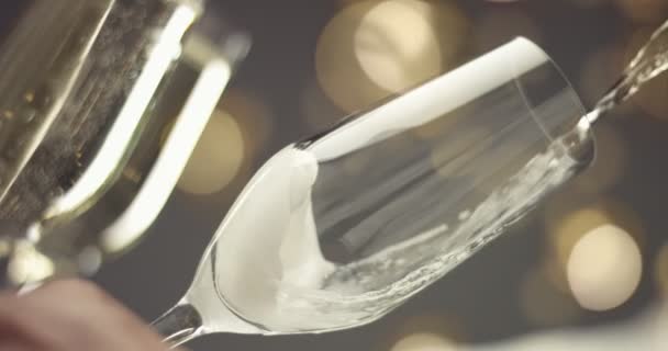 Verter champán en una copa de flauta — Vídeos de Stock