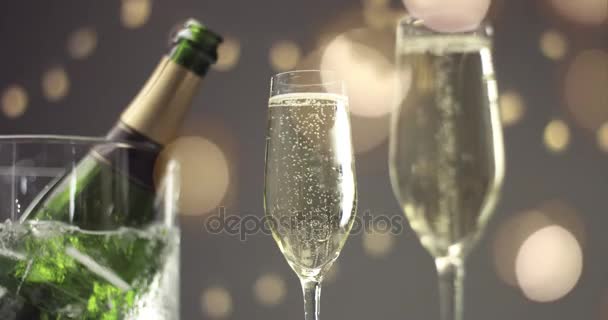 Ünnepi buborékok egy pohár pezsgő — Stock videók