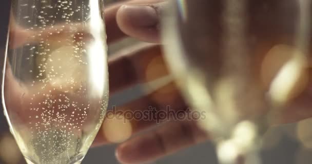 Un homme ramasse une coupe de champagne avec des bulles 