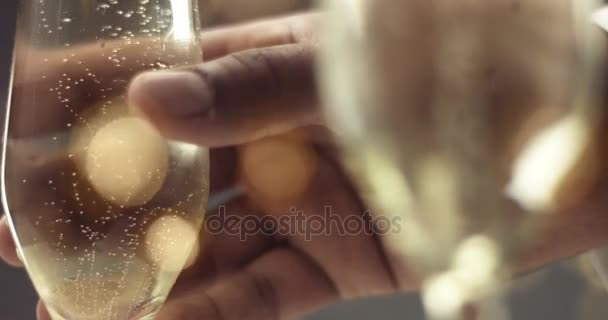 Un homme ramasse une coupe de champagne avec des bulles — Video