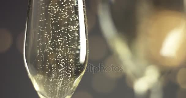 Праздничные пузырьки в стакане игристого вина — стоковое видео