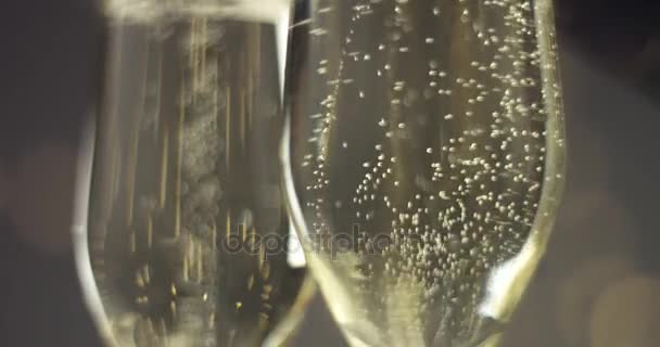 Feestelijke bubbels in een glas mousserende wijn — Stockvideo