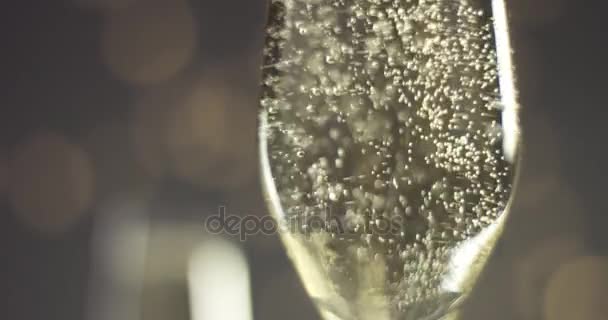 Feestelijke bubbels in een glas mousserende wijn — Stockvideo