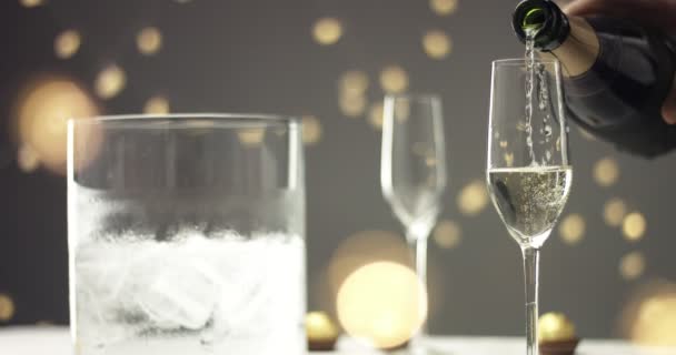 Gieten van champagne in een glas fluit — Stockvideo