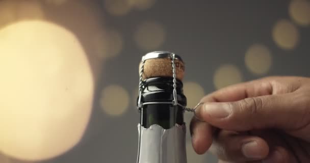 Opening a bottle of champagne — Stock Video