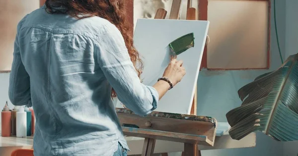 Мила руда дівчина малює в своїй студії — стокове фото