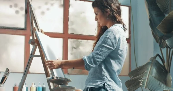 Cute red-haired girl paints in her studio — Stock Photo, Image