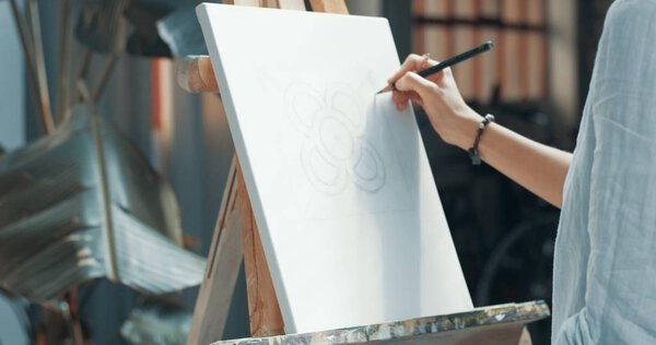 Крупный план художественных инструментов в студии
