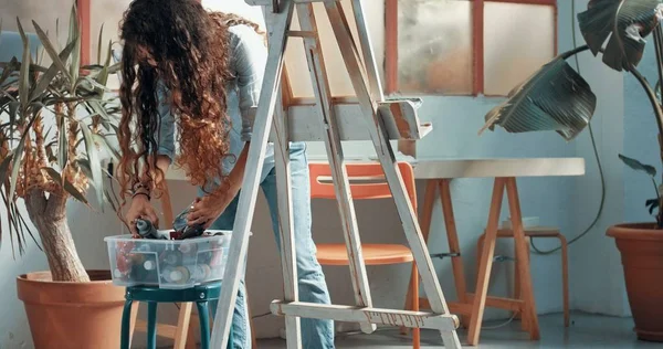 Cute red-haired girl paints in her studio — Stock Photo, Image