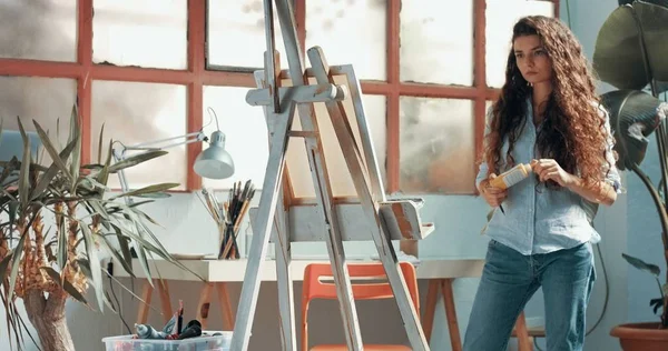 Bonito tintas menina de cabelos vermelhos em seu estúdio — Fotografia de Stock