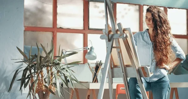 Cute red-haired girl paints in her studio — Stock Photo, Image
