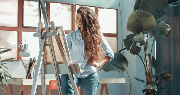 Söt rödhårig flicka målar i sin ateljé — Stockfoto