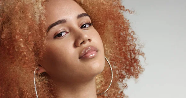 Prachtige zwarte vrouw met licht afro haar — Stockfoto