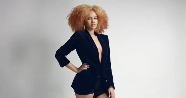 Splendida femmina nera con capelli afro luce — Foto Stock