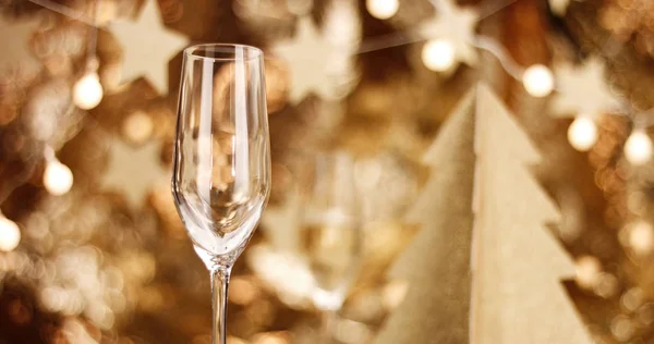 Champagne versé dans un verre avec des décorations de Noël — Photo