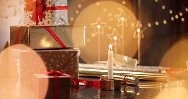 Regalos de Navidad en hermosas cajas — Foto de Stock