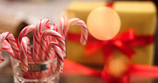 Regalos de Navidad en hermosas cajas — Foto de Stock