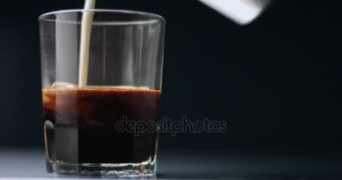 Espresso içine dökülen süt 
