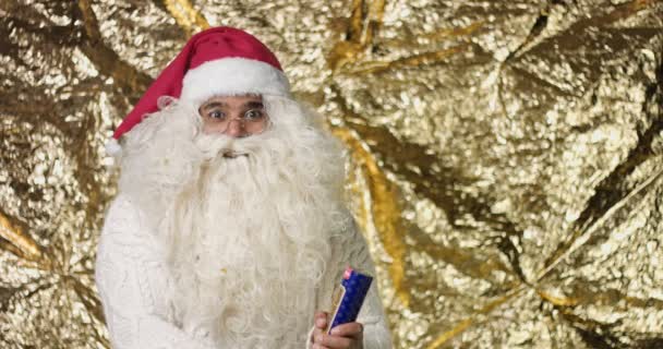 Santa Claus pulling Christmas cracker — Stock Video