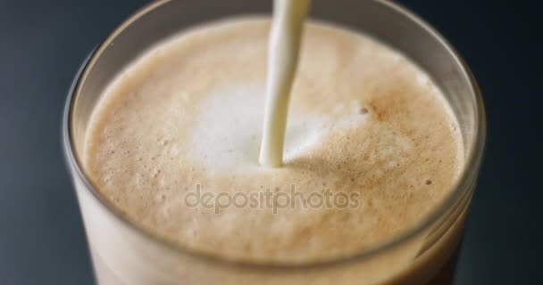 Verter leche en espresso — Vídeo de stock