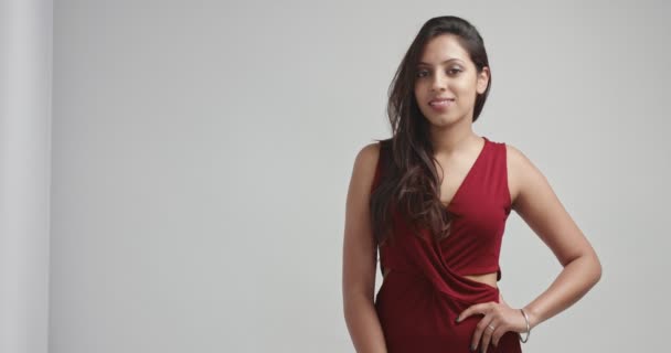 Mulher morena em vestido vermelho — Vídeo de Stock