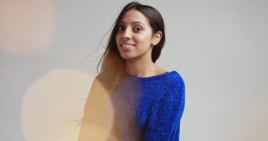 Uzun siyah saçlı kadın modeli